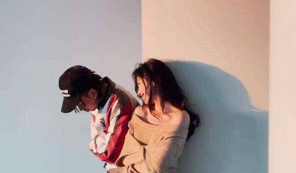 救援年轻女歌手